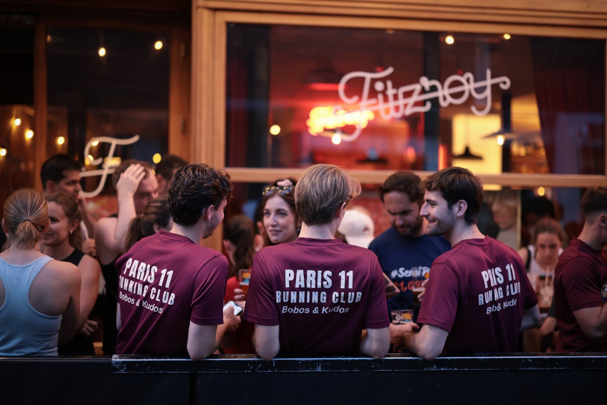 Des adhérents en maillot du club, un verre à la main, sur la terrasse du Fitzroy après le run