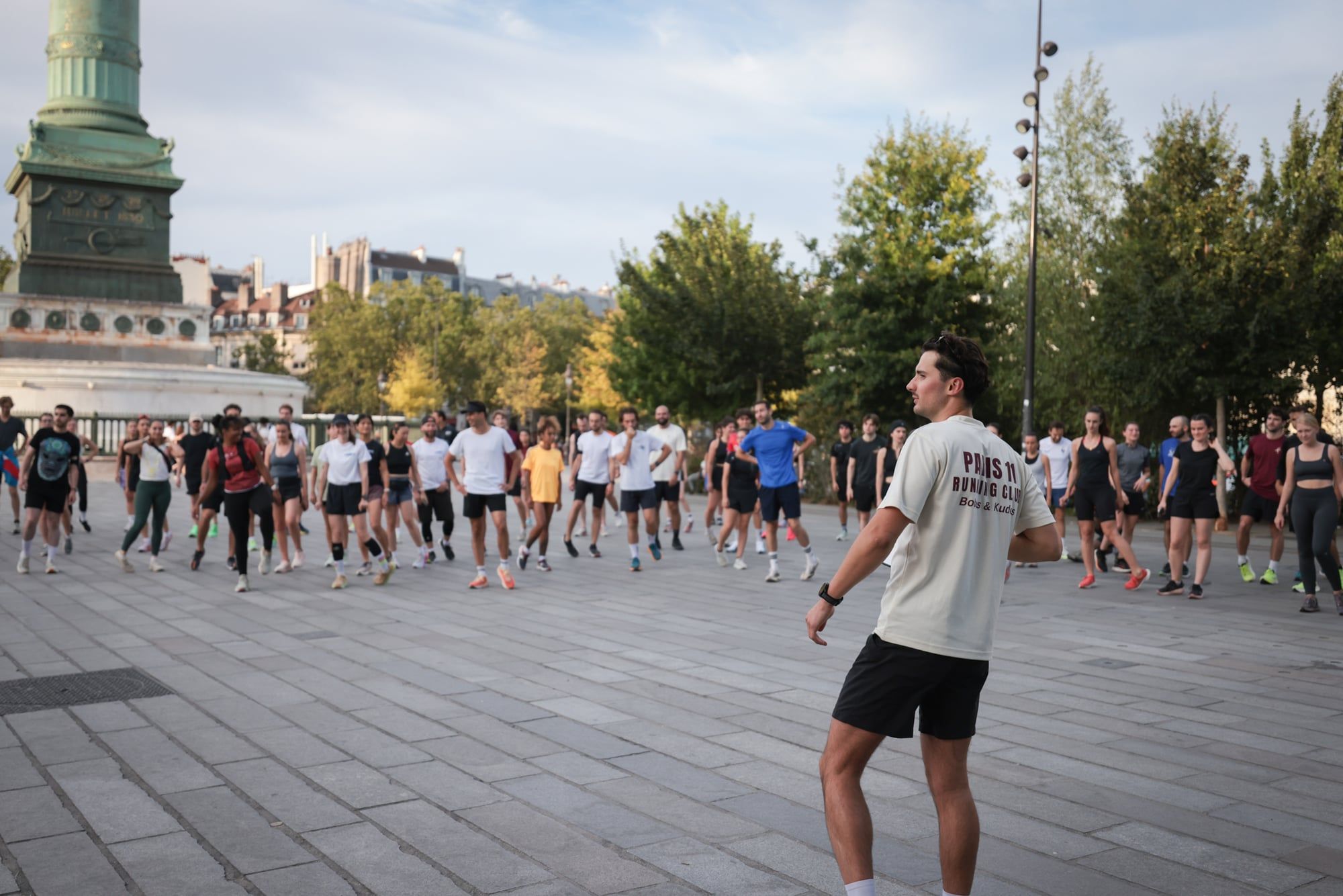 Le brief avant le départ : un coureur s’adresse au groupe rassemblé place de la Bastille