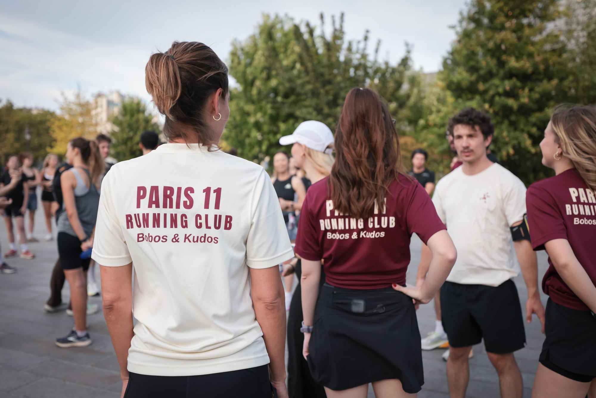 Des adhérentes et adhérents en maillot du club discutent avant le départ