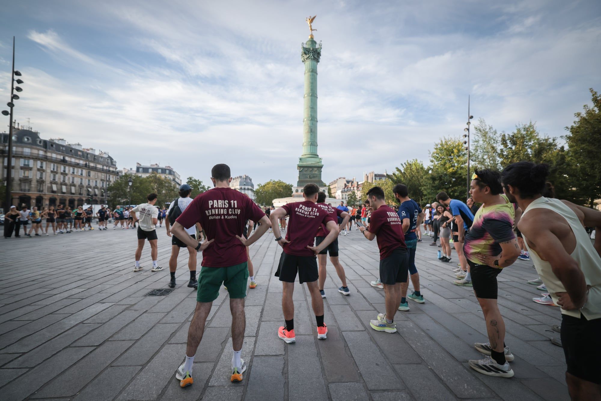 Les coureurs du club rassemblés place de la Bastille, devant la colonne de Juillet, avant le départ du run du mercredi